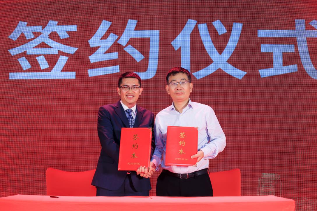 图：盛业资本代表（左）与深圳建行代表（右）合影 
